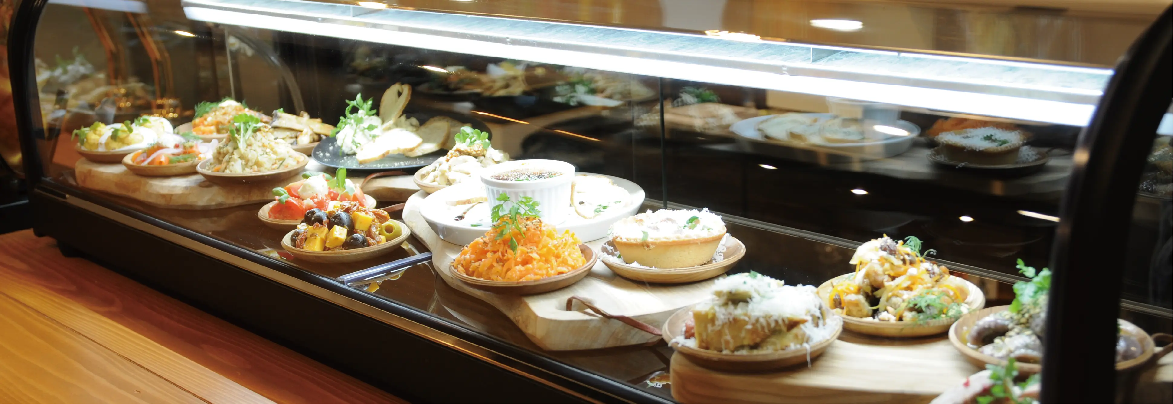 世界を旅するように味わう、街角バル「TreS」。