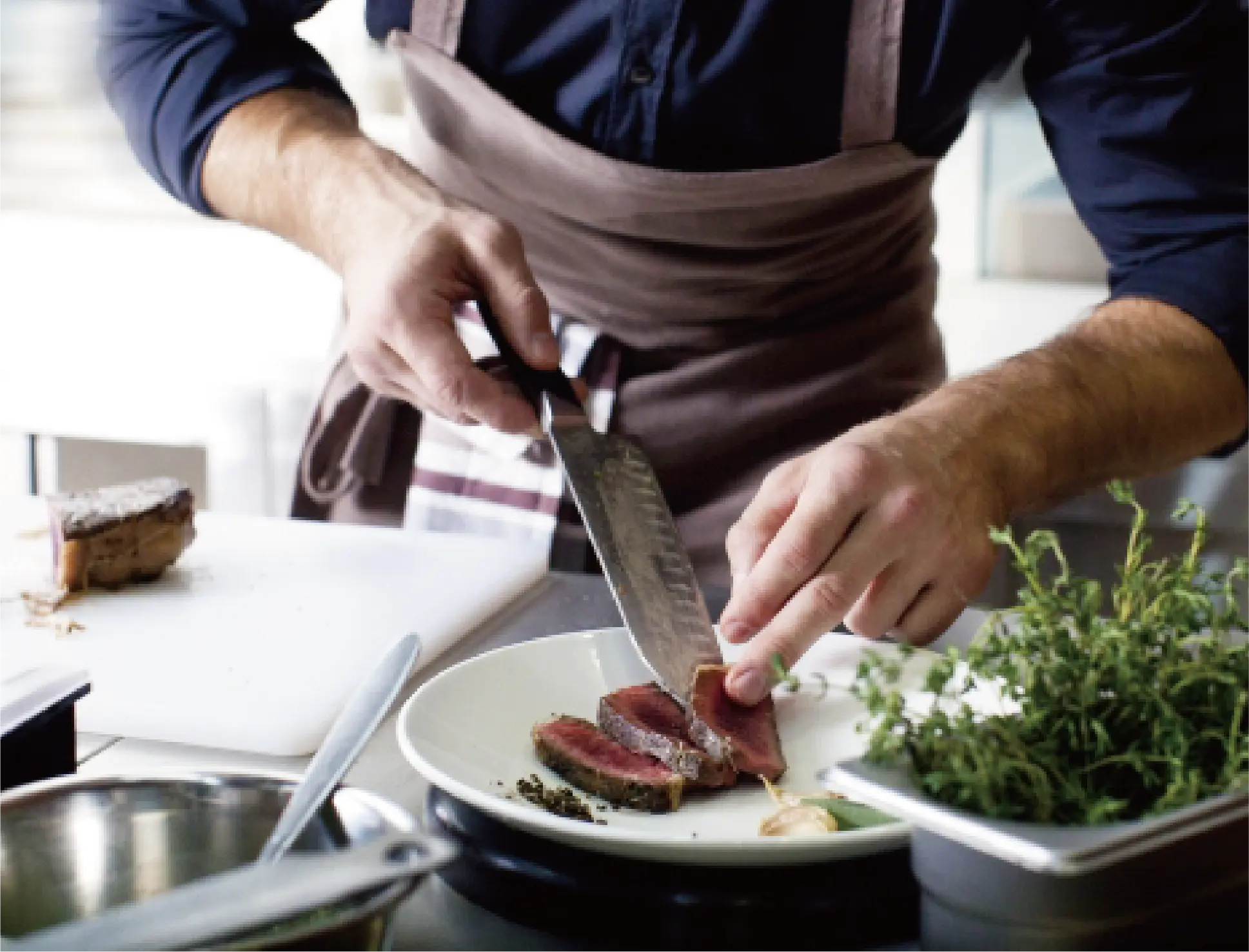 店内で乾杯するイメージ