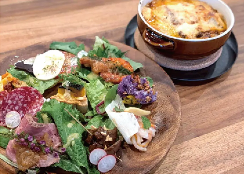 自家製ラザニヤと前菜のワンプレートランチ