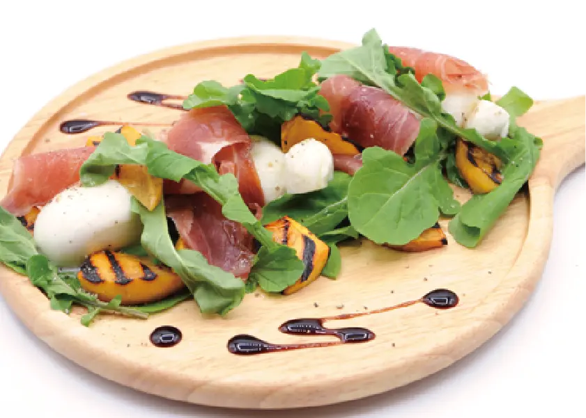 ブラッティーナチーズと季節のフルーツグリル～おろしたての生ハムと一緒に～