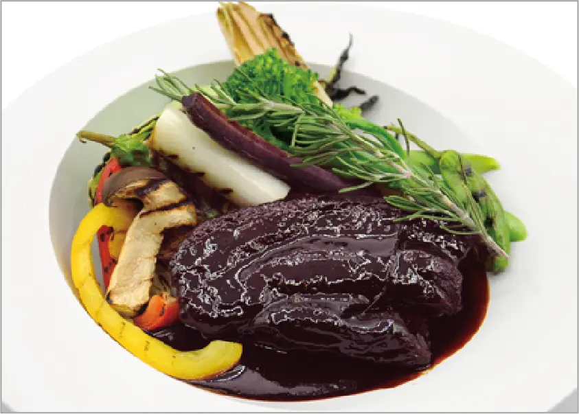 豚バラ肉と黒胡椒の赤ワイン煮込み