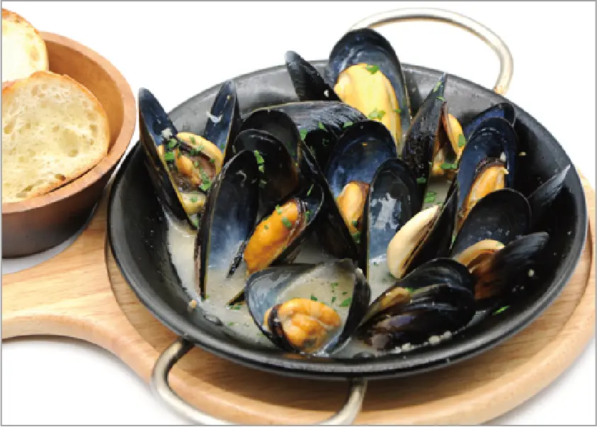 活ムール貝の白ワイン蒸し ～スパイスとヨーグルトのソース～（バケット付）